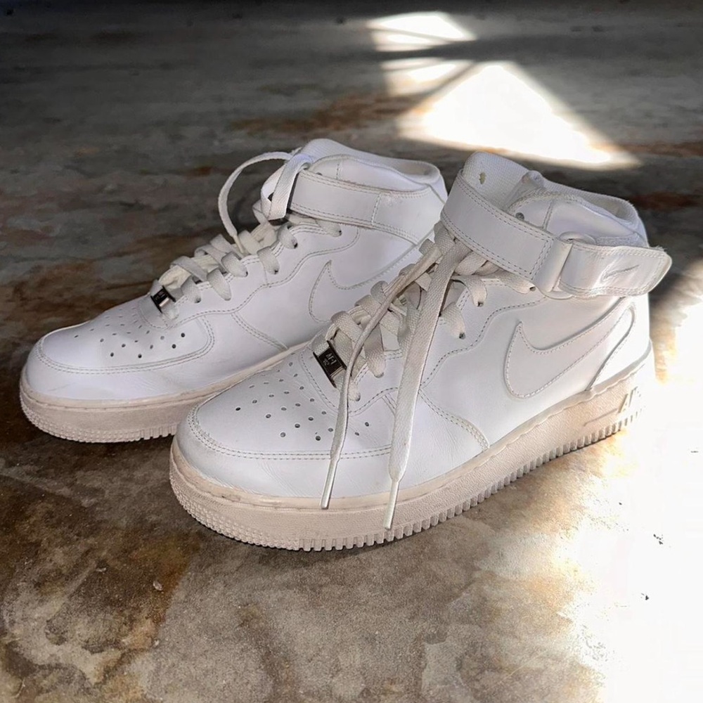 White Nike Air Force 1 Mid 1’07 trainers